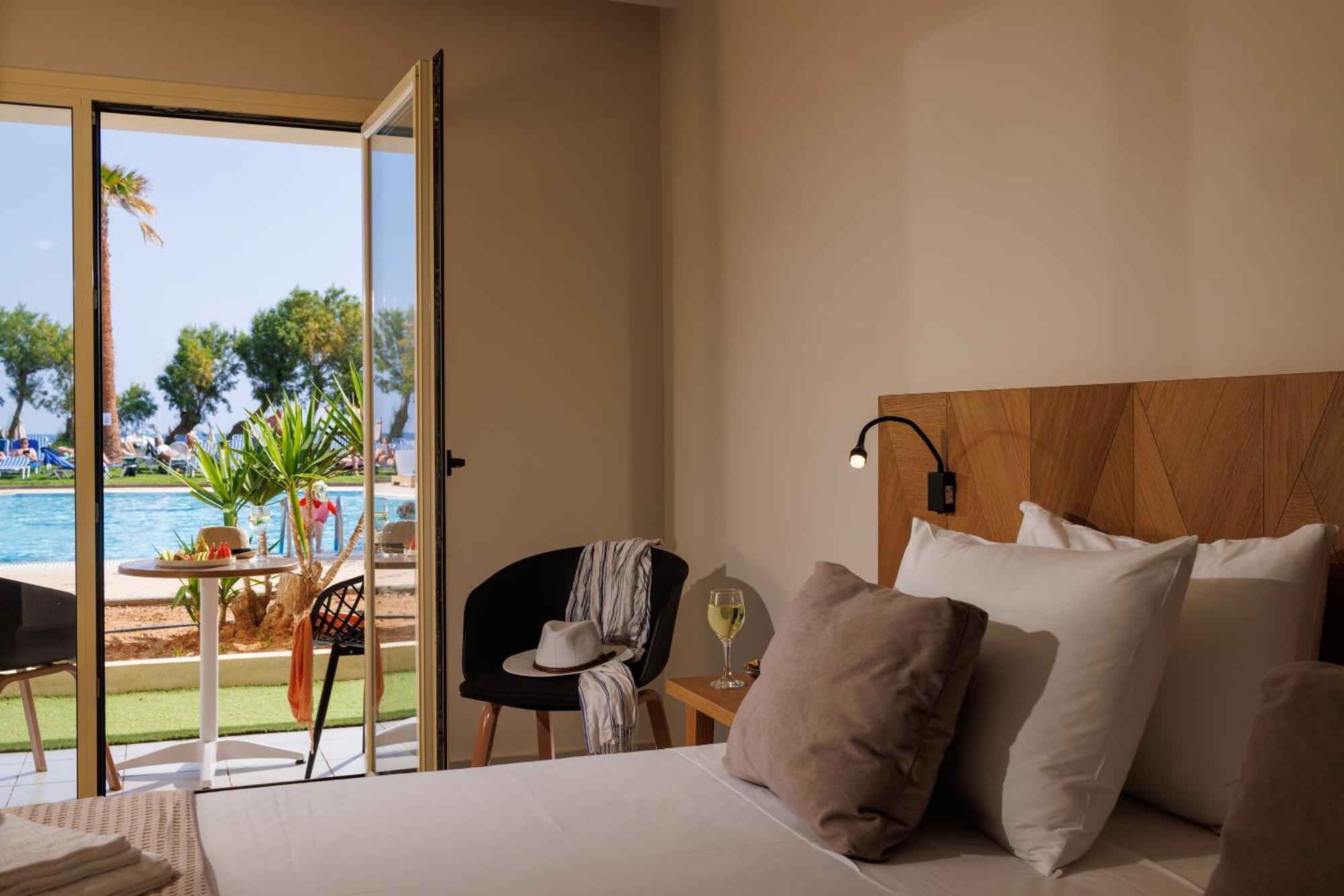 Malia Bay Beach Hotel & Bungalows エクステリア 写真