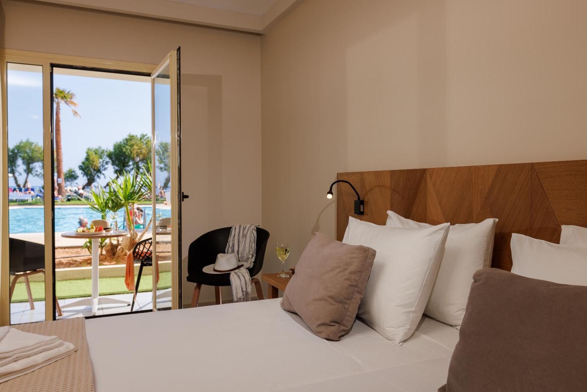 Malia Bay Beach Hotel & Bungalows エクステリア 写真